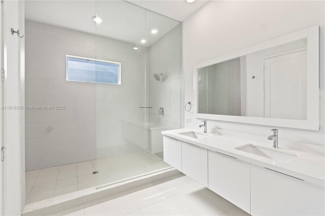 Main Bathroom - It's Huge!!