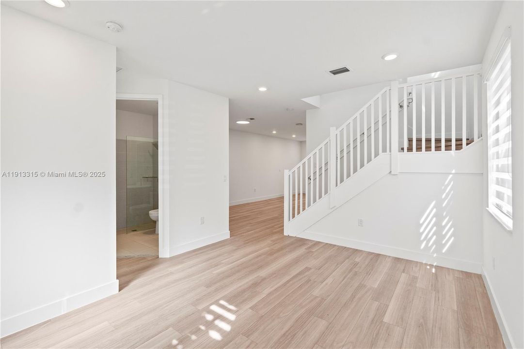 Под контрактом: $4,600 (4 спален, 3 ванн, 1812 Квадратных фут)