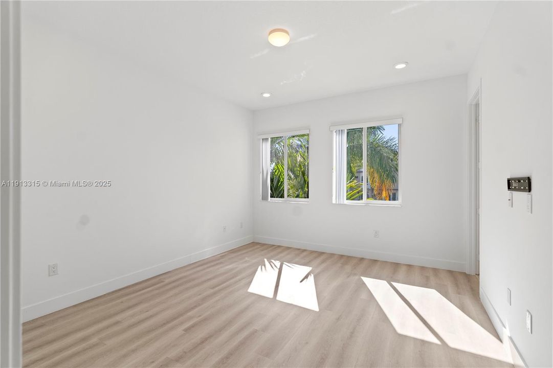 Под контрактом: $4,600 (4 спален, 3 ванн, 1812 Квадратных фут)