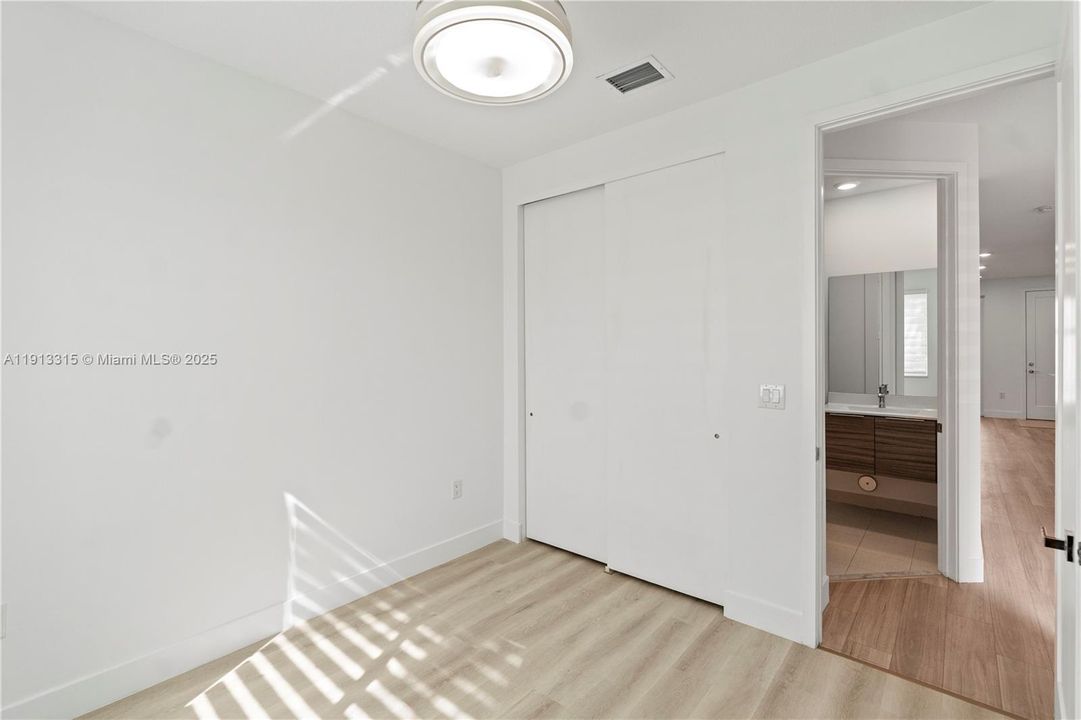 Под контрактом: $4,600 (4 спален, 3 ванн, 1812 Квадратных фут)