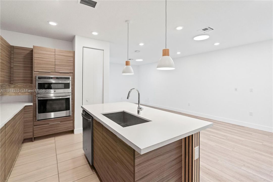 Под контрактом: $4,600 (4 спален, 3 ванн, 1812 Квадратных фут)