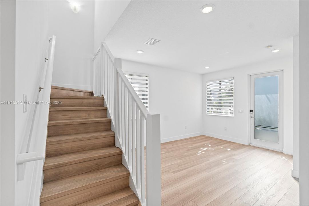 Под контрактом: $4,600 (4 спален, 3 ванн, 1812 Квадратных фут)