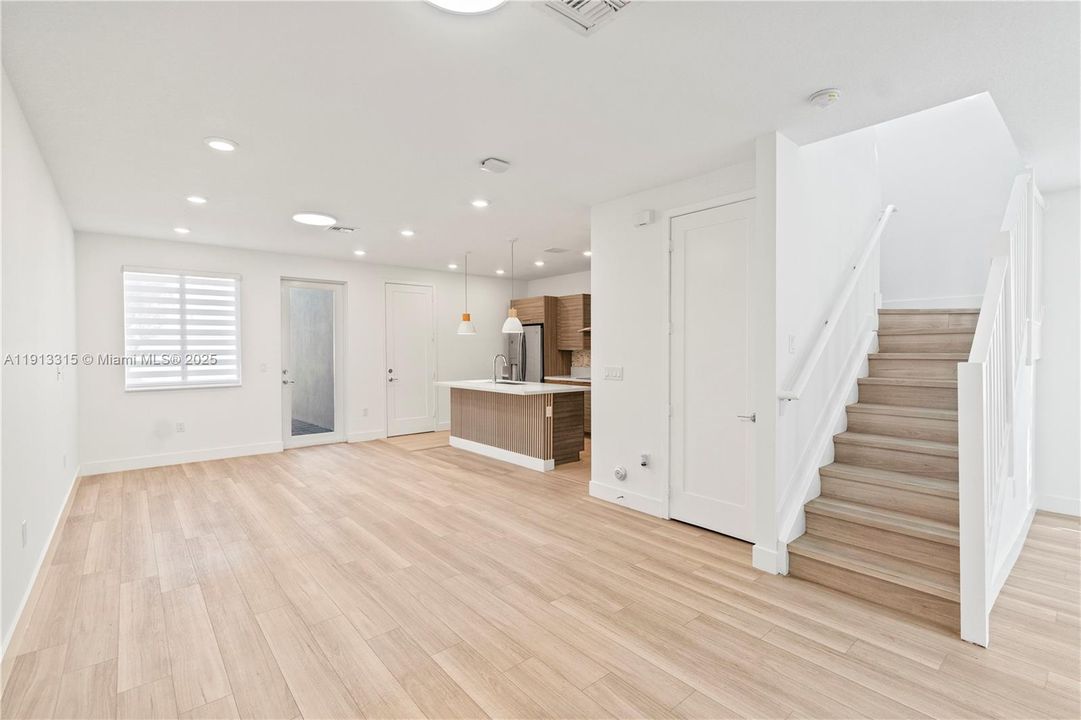 Под контрактом: $4,600 (4 спален, 3 ванн, 1812 Квадратных фут)