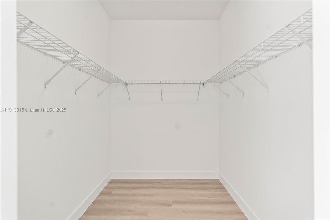 Под контрактом: $4,600 (4 спален, 3 ванн, 1812 Квадратных фут)