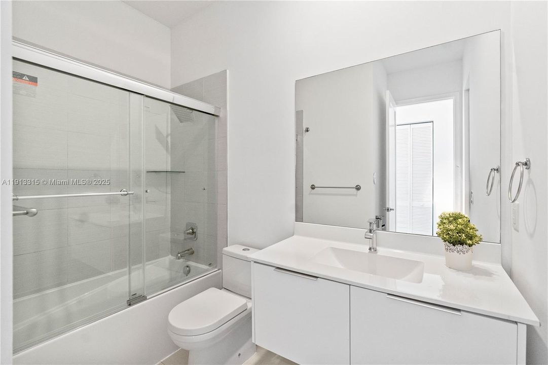 Под контрактом: $4,600 (4 спален, 3 ванн, 1812 Квадратных фут)