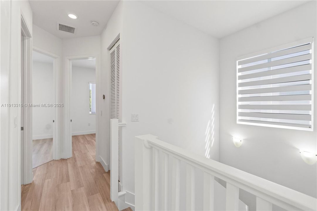 Под контрактом: $4,600 (4 спален, 3 ванн, 1812 Квадратных фут)