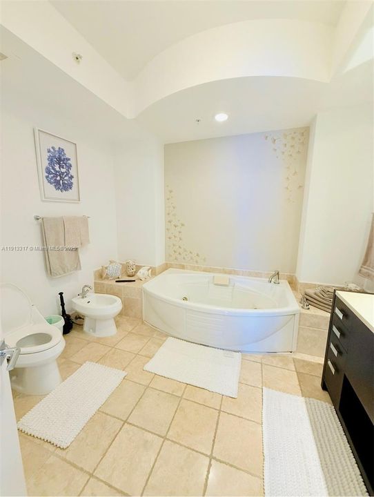 合同活跃: $8,000 (2 贝兹, 2 浴室, 1614 平方英尺)