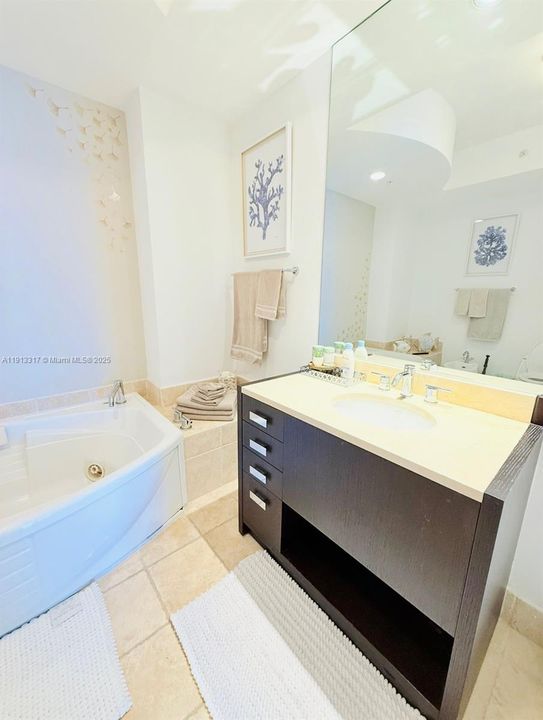 合同活跃: $8,000 (2 贝兹, 2 浴室, 1614 平方英尺)