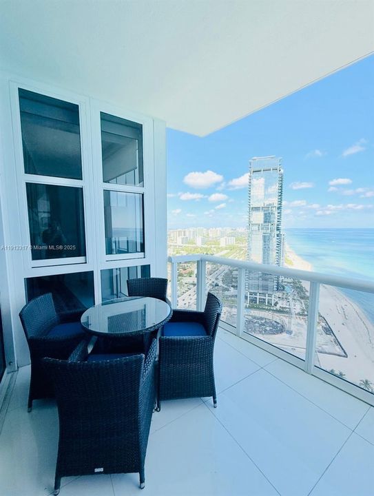 合同活跃: $8,000 (2 贝兹, 2 浴室, 1614 平方英尺)