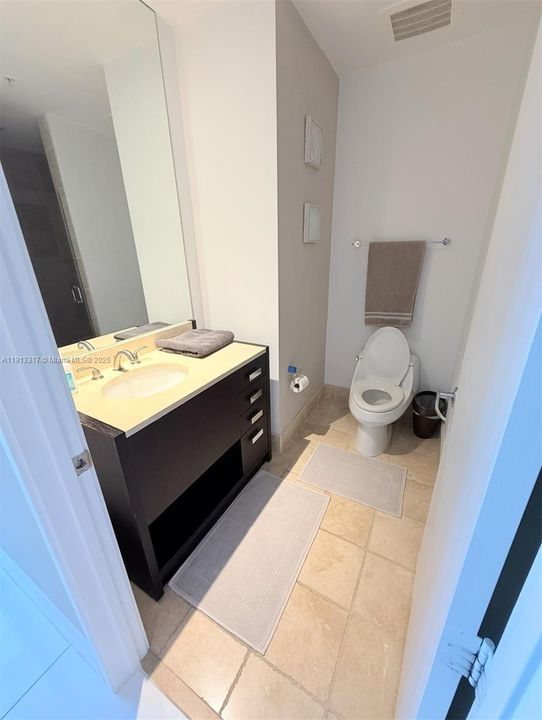 合同活跃: $8,000 (2 贝兹, 2 浴室, 1614 平方英尺)