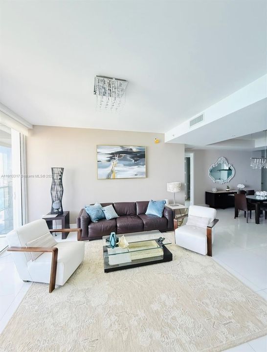 合同活跃: $8,000 (2 贝兹, 2 浴室, 1614 平方英尺)