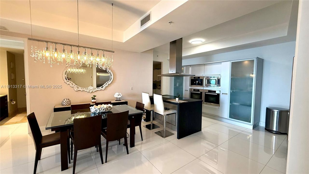 合同活跃: $8,000 (2 贝兹, 2 浴室, 1614 平方英尺)