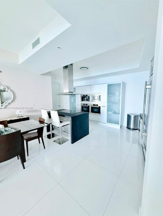 合同活跃: $8,000 (2 贝兹, 2 浴室, 1614 平方英尺)