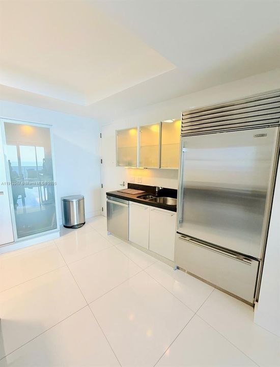 合同活跃: $8,000 (2 贝兹, 2 浴室, 1614 平方英尺)