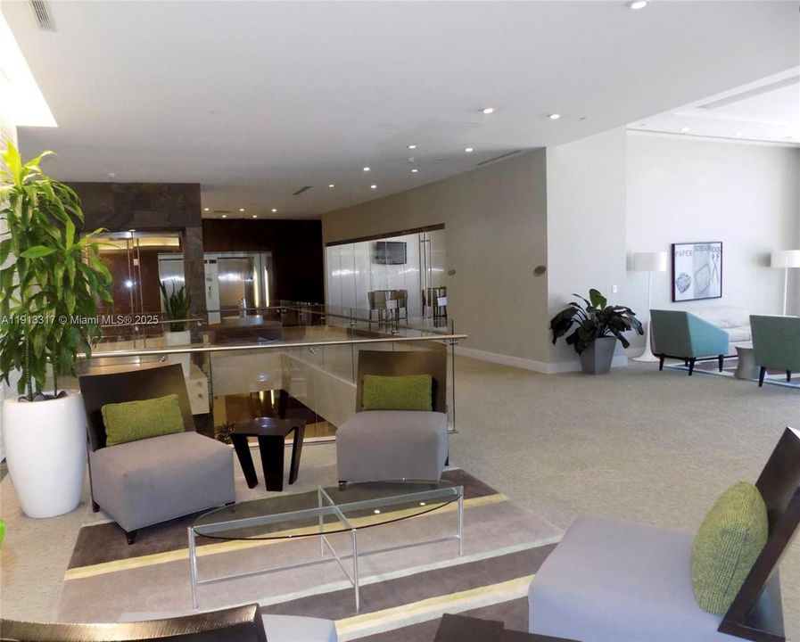 合同活跃: $8,000 (2 贝兹, 2 浴室, 1614 平方英尺)