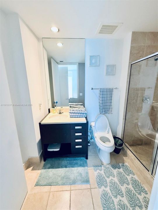 合同活跃: $8,000 (2 贝兹, 2 浴室, 1614 平方英尺)