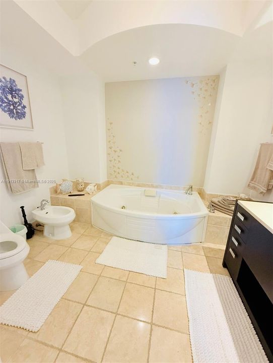 合同活跃: $8,000 (2 贝兹, 2 浴室, 1614 平方英尺)