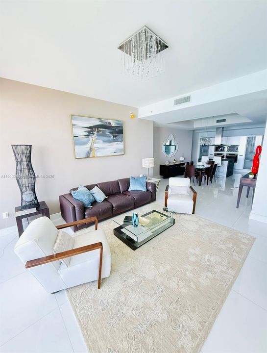 合同活跃: $8,000 (2 贝兹, 2 浴室, 1614 平方英尺)