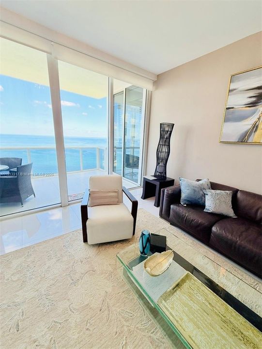 合同活跃: $8,000 (2 贝兹, 2 浴室, 1614 平方英尺)