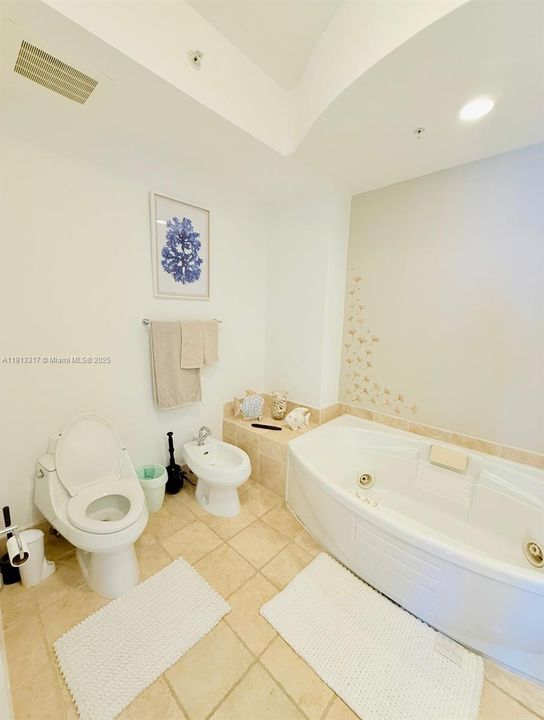 合同活跃: $8,000 (2 贝兹, 2 浴室, 1614 平方英尺)