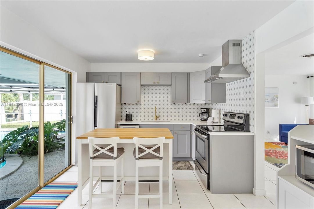 For Sale: $549,900 (2 beds, 1 baths, 959 Square Feet)