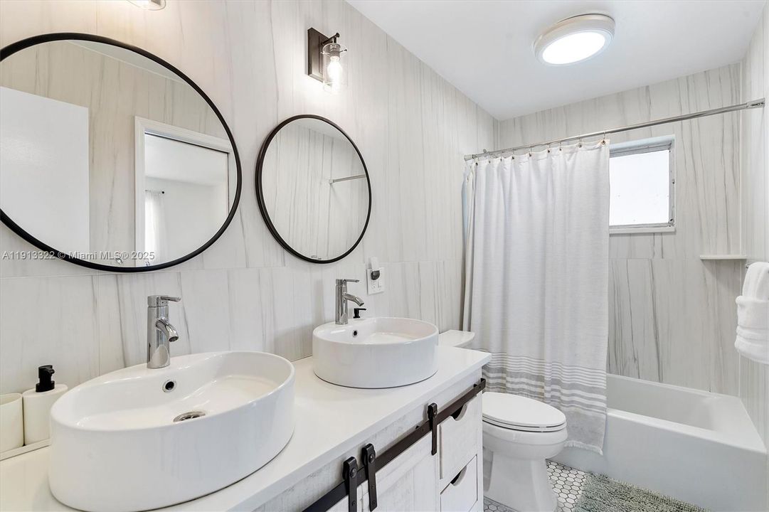 For Sale: $549,900 (2 beds, 1 baths, 959 Square Feet)