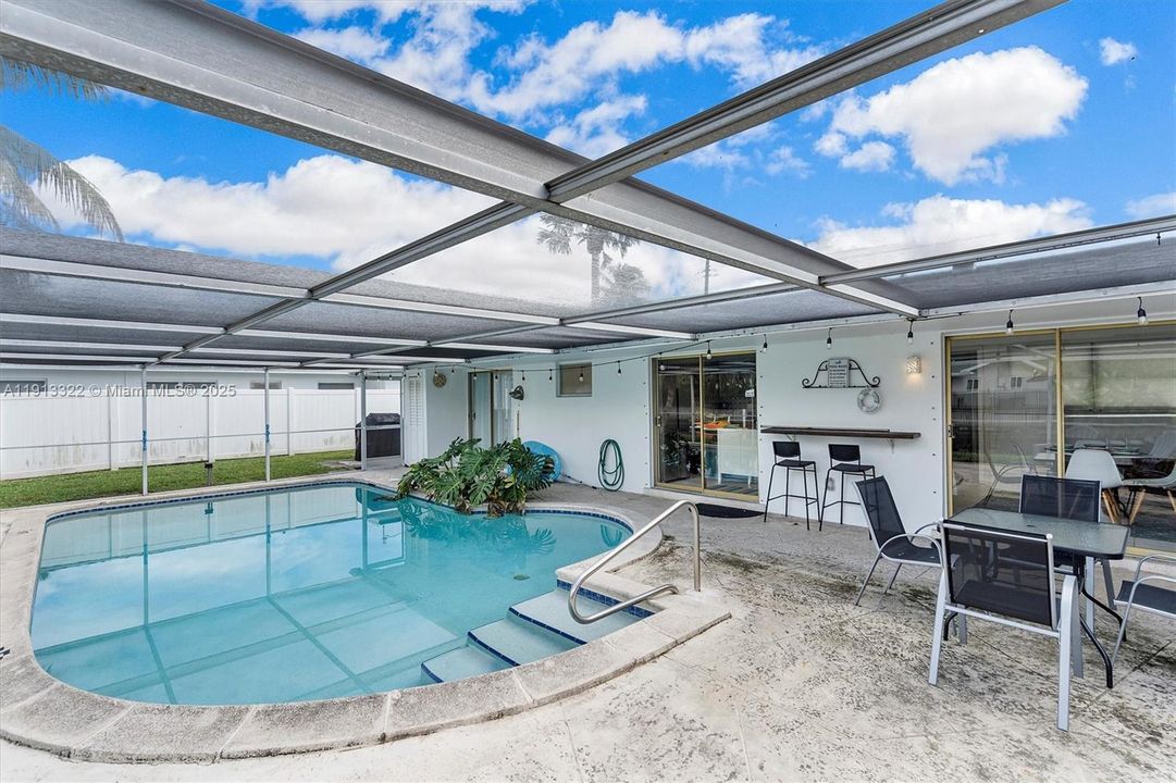 For Sale: $549,900 (2 beds, 1 baths, 959 Square Feet)