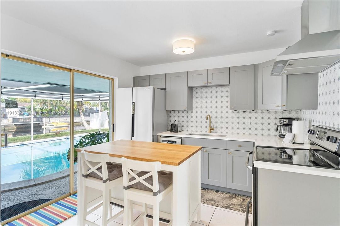 For Sale: $549,900 (2 beds, 1 baths, 959 Square Feet)