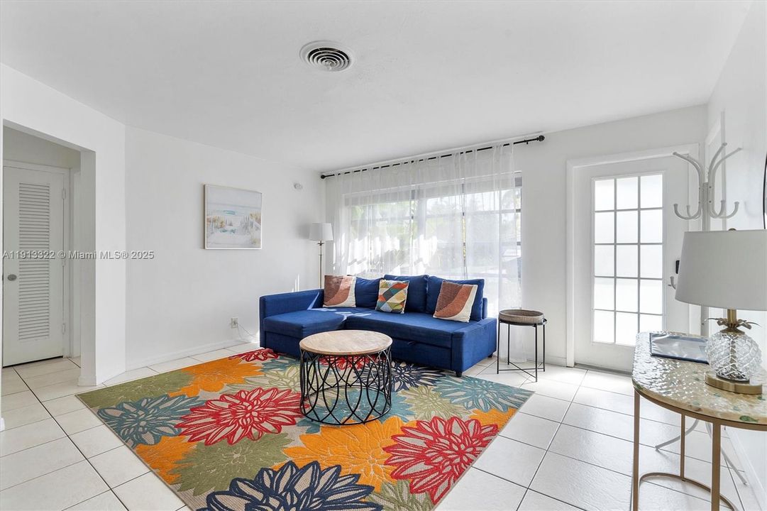 For Sale: $549,900 (2 beds, 1 baths, 959 Square Feet)