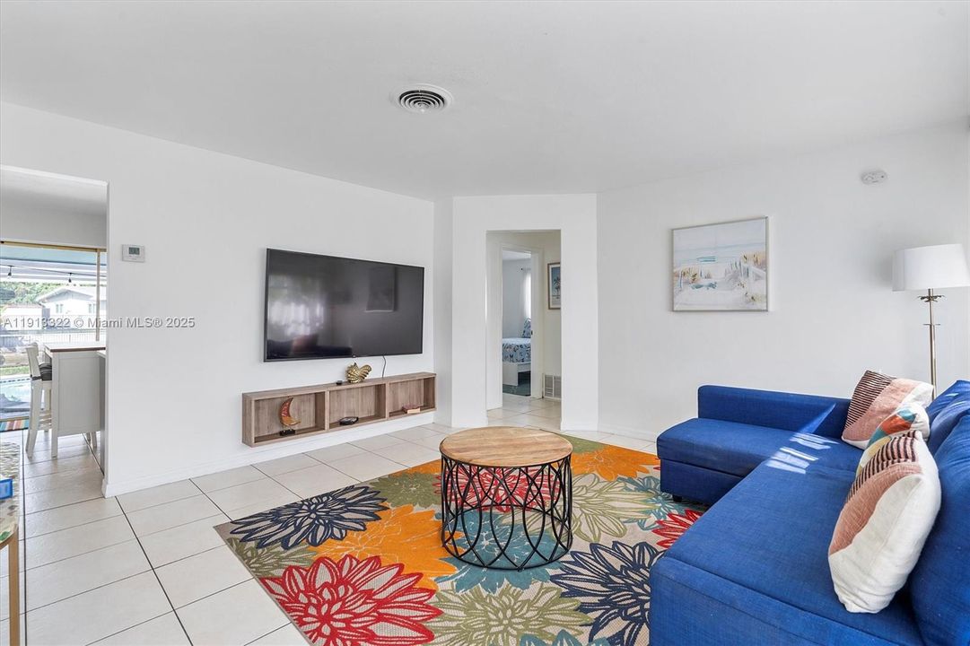 For Sale: $549,900 (2 beds, 1 baths, 959 Square Feet)