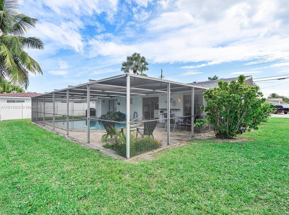 For Sale: $549,900 (2 beds, 1 baths, 959 Square Feet)