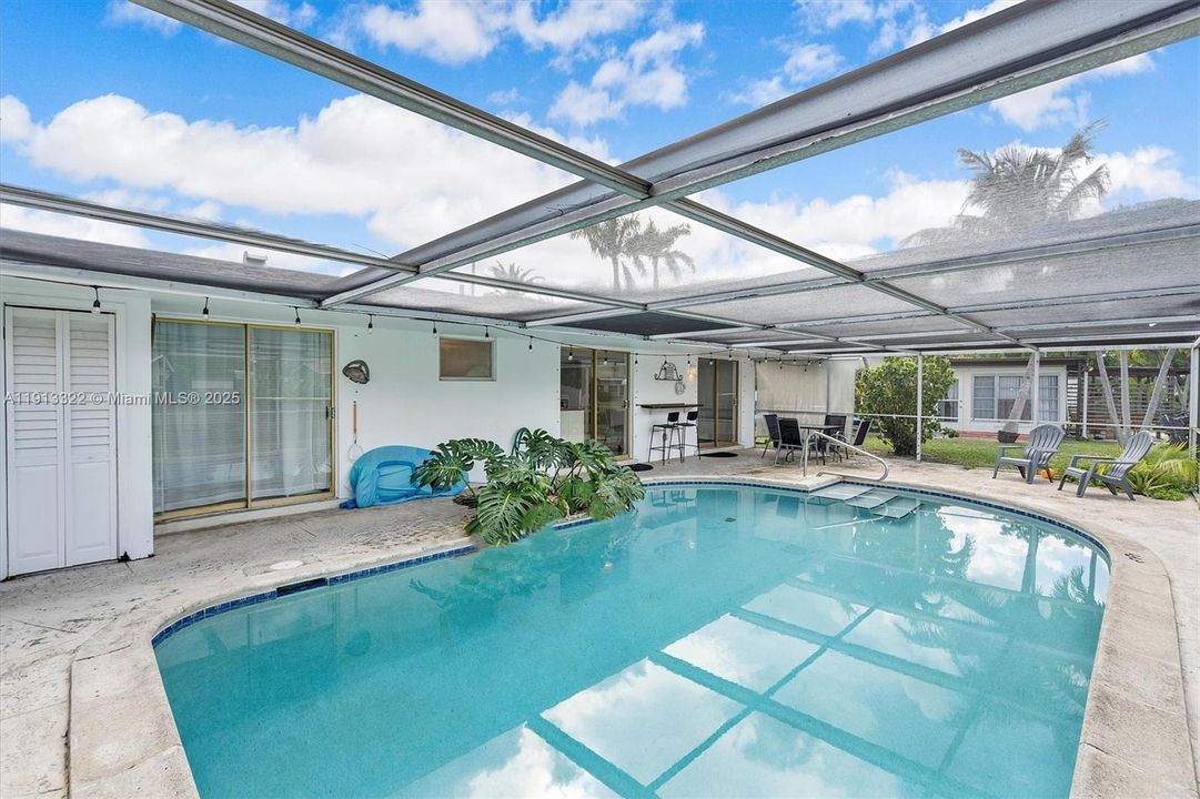 For Sale: $549,900 (2 beds, 1 baths, 959 Square Feet)