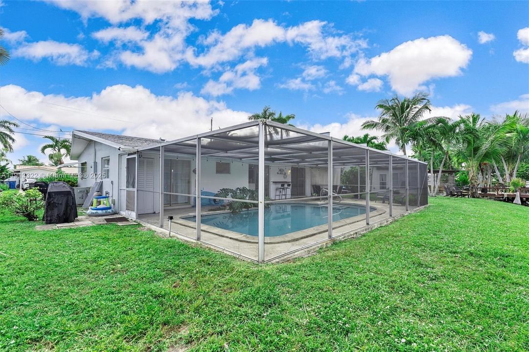 For Sale: $549,900 (2 beds, 1 baths, 959 Square Feet)