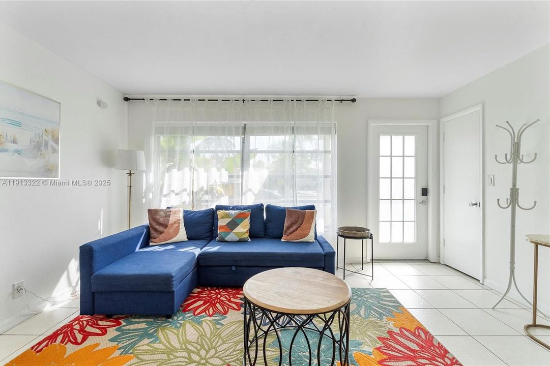 For Sale: $549,900 (2 beds, 1 baths, 959 Square Feet)