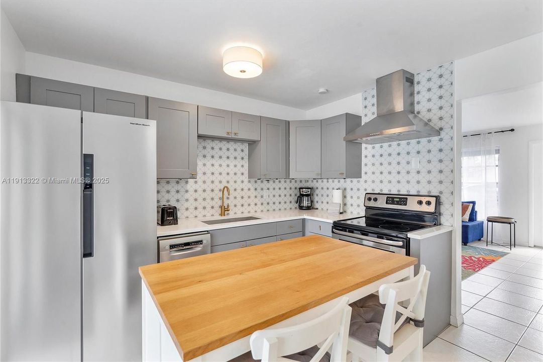 For Sale: $549,900 (2 beds, 1 baths, 959 Square Feet)