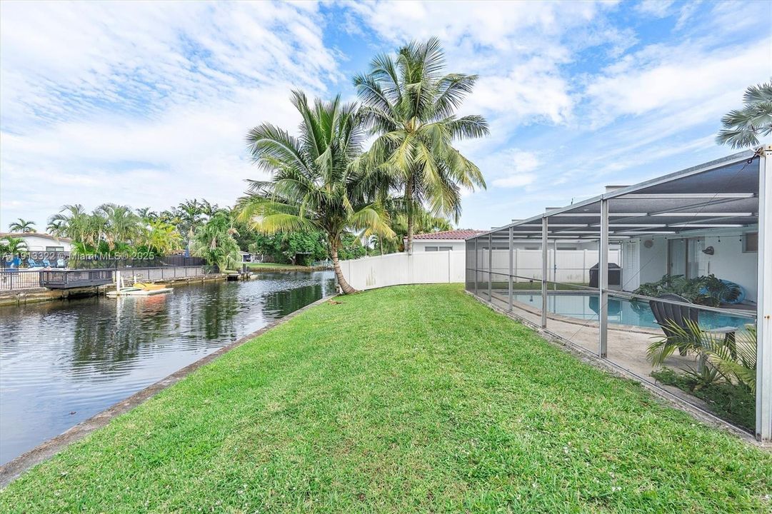 For Sale: $549,900 (2 beds, 1 baths, 959 Square Feet)