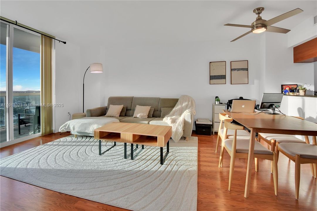 Active With Contract: $390,000 (1 beds, 1 baths, 842 Square Feet)