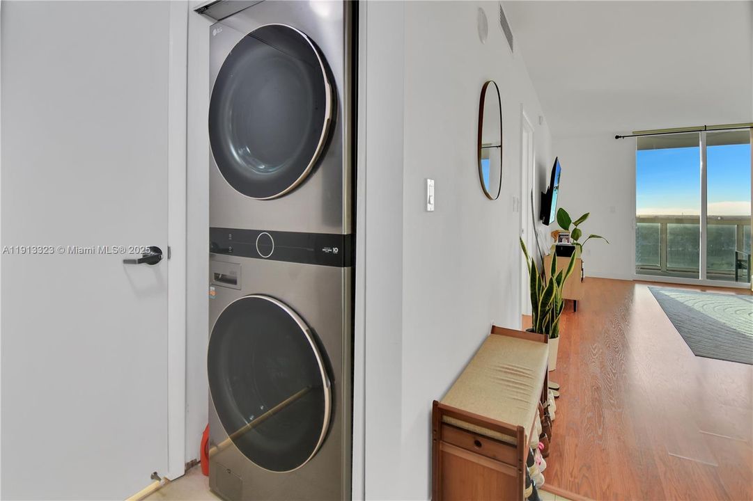 Active With Contract: $390,000 (1 beds, 1 baths, 842 Square Feet)