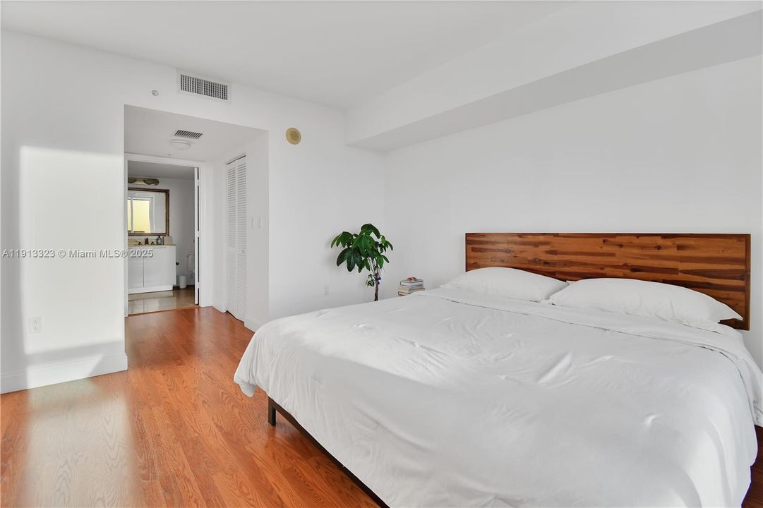 Active With Contract: $390,000 (1 beds, 1 baths, 842 Square Feet)