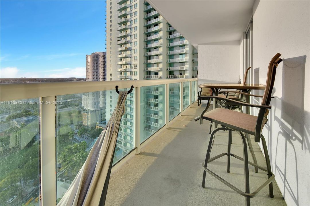 Active With Contract: $390,000 (1 beds, 1 baths, 842 Square Feet)