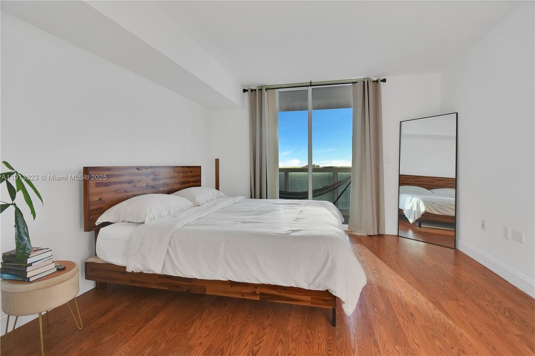 Active With Contract: $390,000 (1 beds, 1 baths, 842 Square Feet)