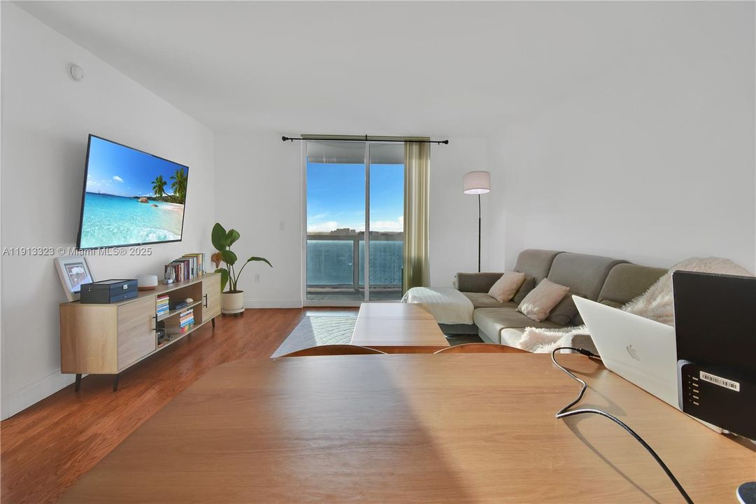 Active With Contract: $390,000 (1 beds, 1 baths, 842 Square Feet)