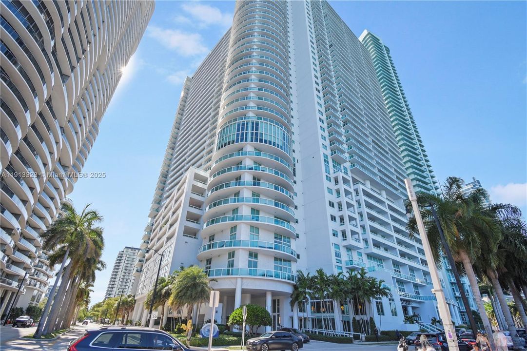 Active With Contract: $390,000 (1 beds, 1 baths, 842 Square Feet)