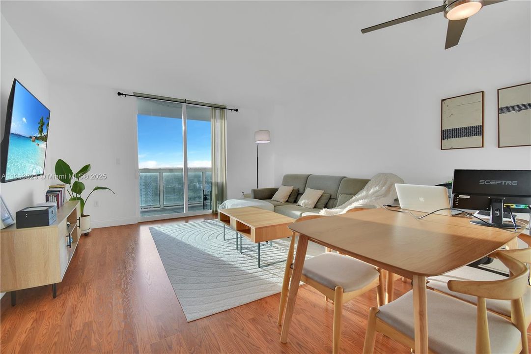 Active With Contract: $390,000 (1 beds, 1 baths, 842 Square Feet)