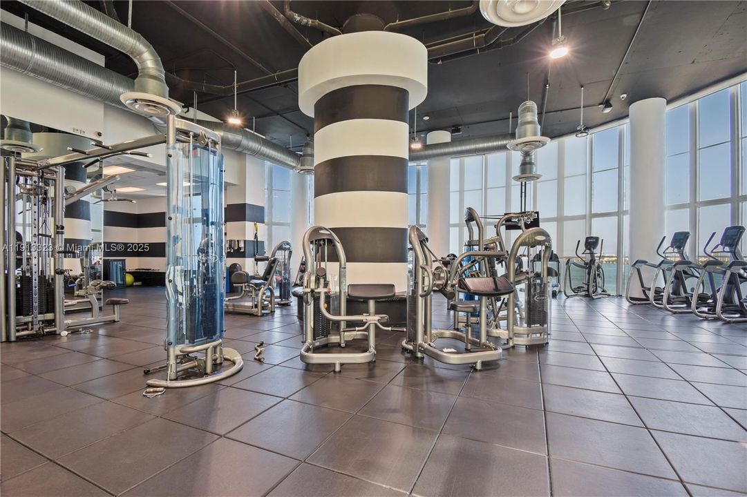 Active With Contract: $390,000 (1 beds, 1 baths, 842 Square Feet)