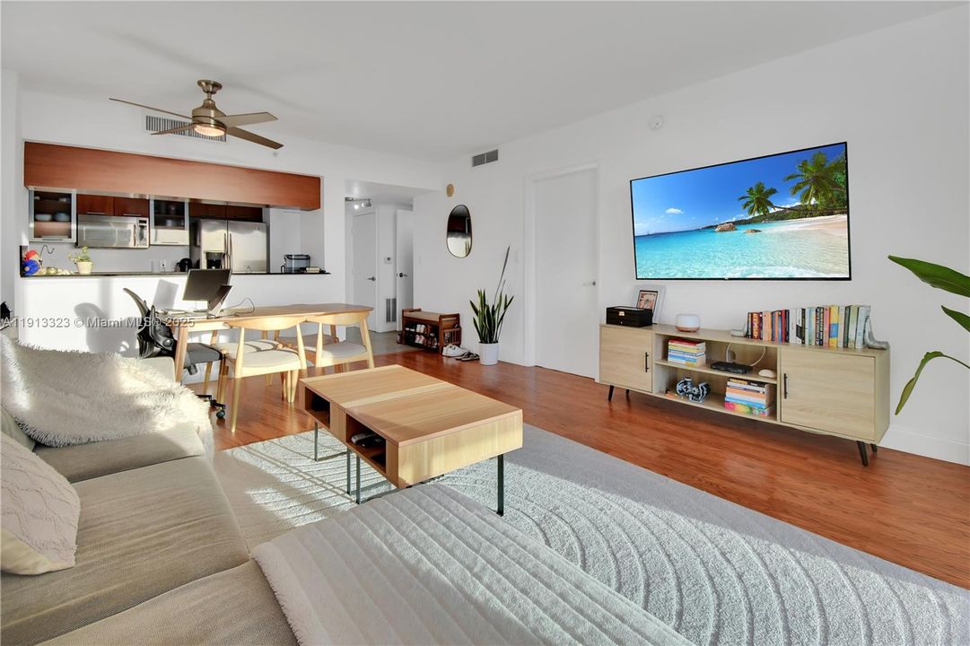 Active With Contract: $390,000 (1 beds, 1 baths, 842 Square Feet)