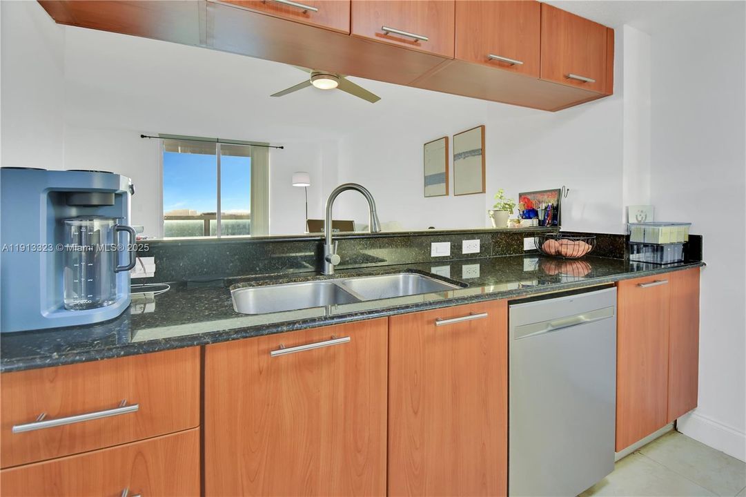 Active With Contract: $390,000 (1 beds, 1 baths, 842 Square Feet)