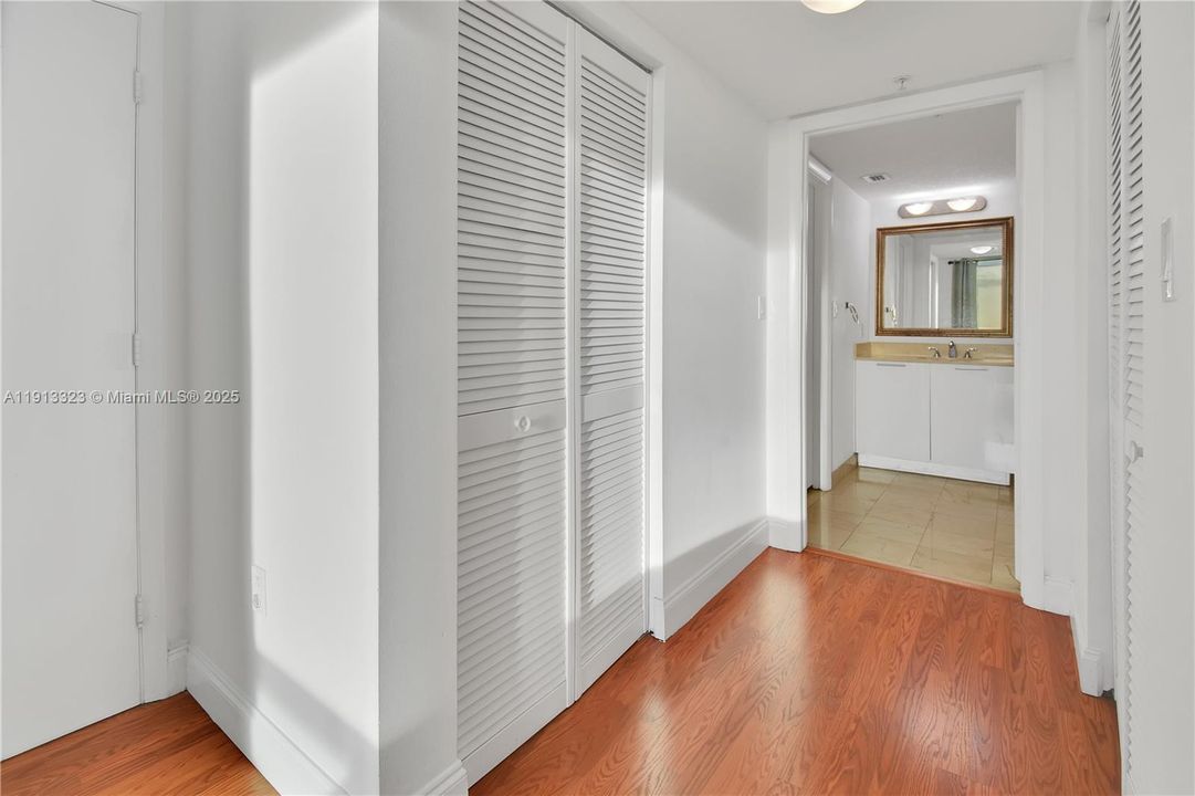 Active With Contract: $390,000 (1 beds, 1 baths, 842 Square Feet)