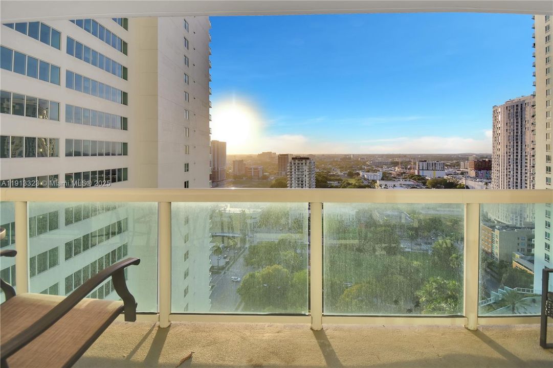 Active With Contract: $390,000 (1 beds, 1 baths, 842 Square Feet)