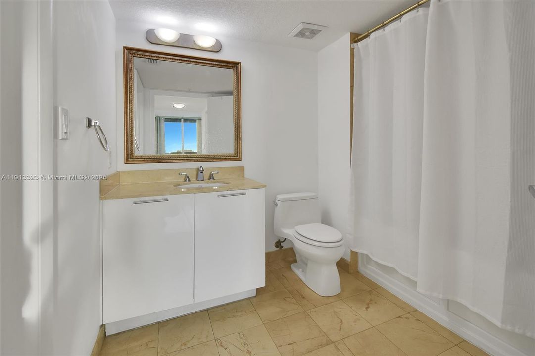 Active With Contract: $390,000 (1 beds, 1 baths, 842 Square Feet)